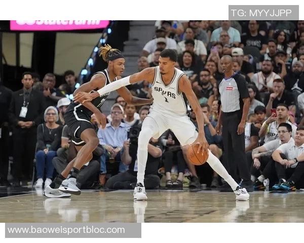 文班在比赛中受伤疑似左膝过度伸展治疗后返回替补席未能再次上场